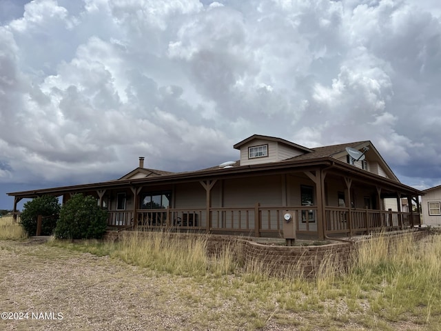 country-style home with a porch