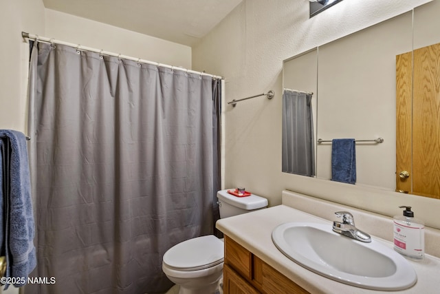 11280 N Zady Ln, Flagstaff, AZ 86004 - full bathroom featuring curtained shower, toilet, and vanity