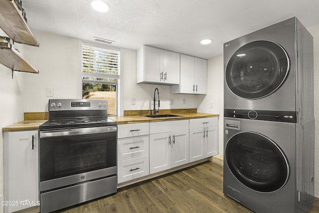 4573 Canyon Loop, Flagstaff, AZ 86005 - laundry area with stacked washer / drying machine, dark wood-type flooring, and recessed lighting