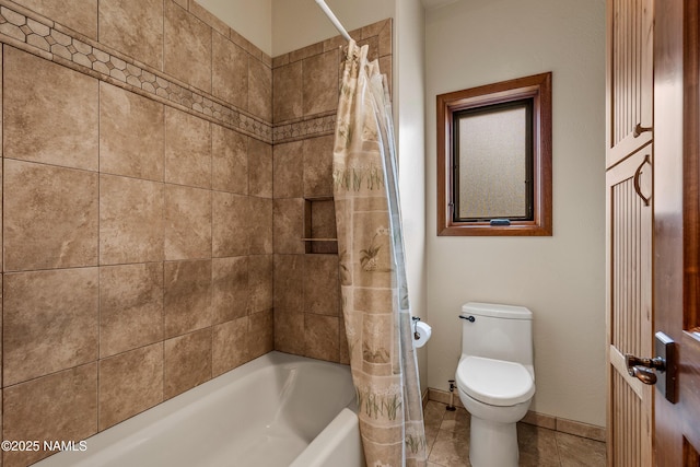 4536 Brackin Ranch Rd, Flagstaff, AZ 86001 - bathroom featuring shower / bath combo with shower curtain, toilet, and baseboards
