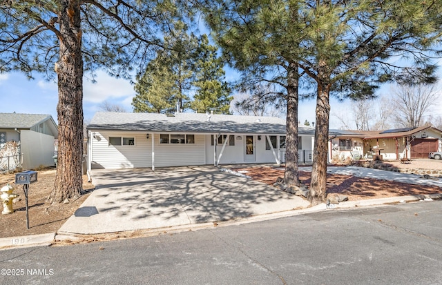 ranch-style house featuring driveway