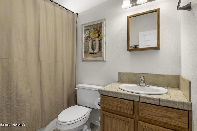 full bathroom featuring a shower with curtain, toilet, and vanity