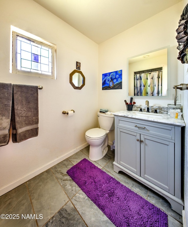 311 N Winslow Ave, Winslow, AZ 86047 - full bath featuring vanity, baseboards, and toilet