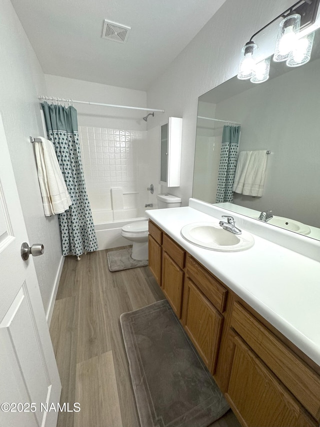 1807 N Main St, Flagstaff, AZ 86004 - bathroom featuring visible vents, wood finished floors, shower / tub combo, vanity, and toilet