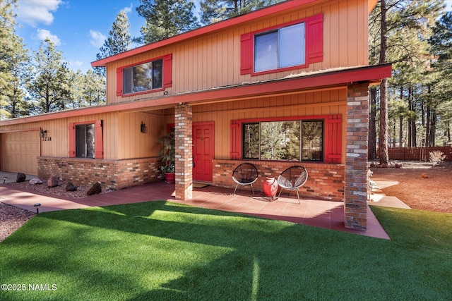 view of front of home with a front lawn and a patio