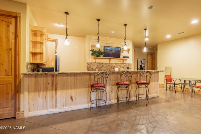 2163 S Highland Mesa Rd, Flagstaff, AZ 86001 - kitchen featuring kitchen peninsula, a kitchen bar, tasteful backsplash, and hanging light fixtures