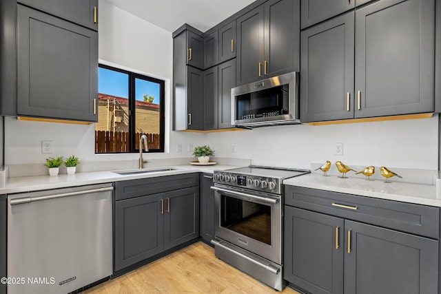 302 W Oak Ave Unit 5, Flagstaff, AZ 86001 - kitchen featuring stainless steel appliances, a sink, light countertops, and light wood finished floors