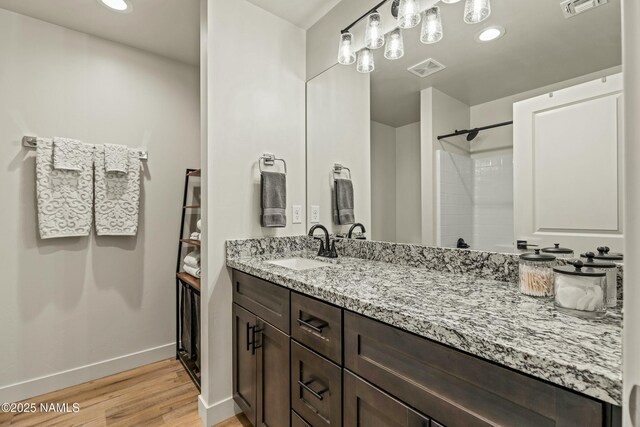 12220 Curtis Ct, Bellemont, AZ 86015 - full bathroom featuring visible vents, baseboards, recessed lighting, and wood finished floors