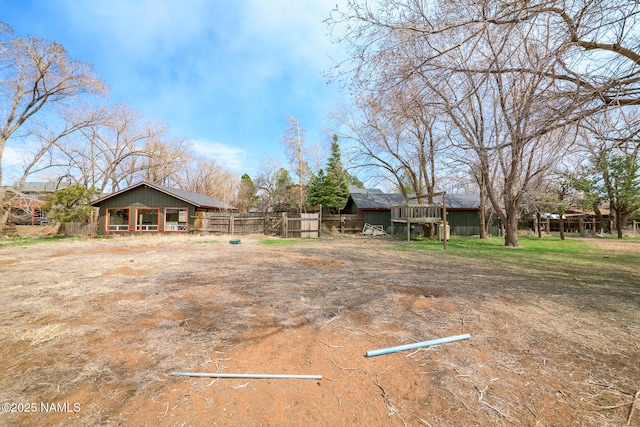view of yard featuring an outdoor structure