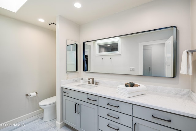 1451 N Mariposa Rd, Flagstaff, AZ 86004 - bathroom featuring toilet, baseboards, vanity, and recessed lighting