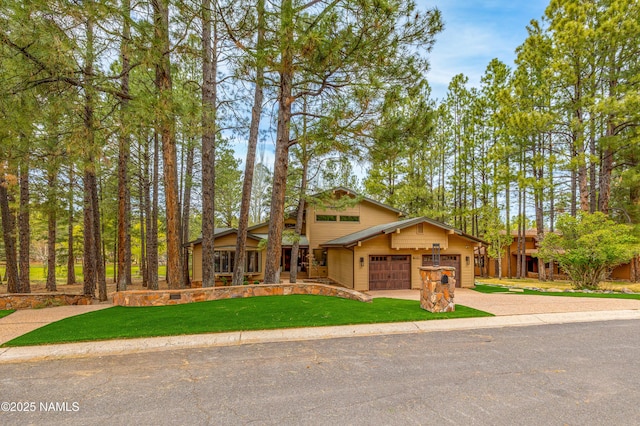 1451 N Mariposa Rd, Flagstaff, AZ 86004 - view of front facade featuring concrete driveway, an attached garage, a front lawn, and a porch