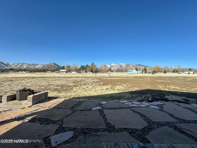 view of yard featuring a mountain view