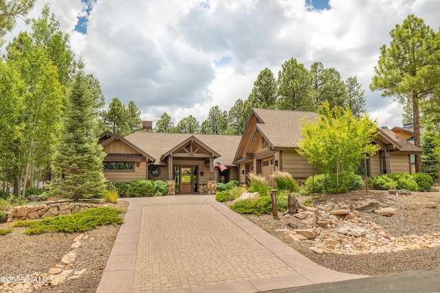 2047 E Del Rae Dr Unit 163, Flagstaff, AZ 86005 - view of front facade featuring curved driveway and stone siding