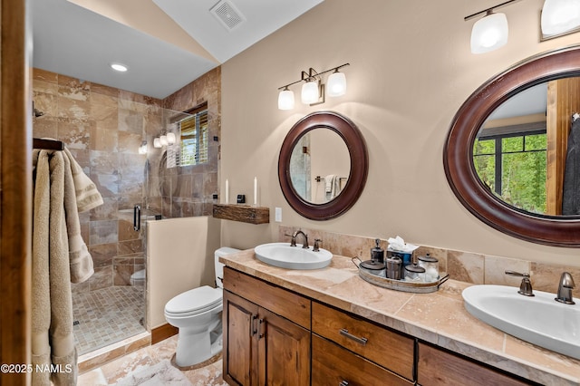 2047 E Del Rae Dr Unit 163, Flagstaff, AZ 86005 - bathroom featuring double vanity, a stall shower, and vaulted ceiling