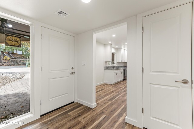 1024 E Hillcrest Dr, Flagstaff, AZ 86004 - entrance foyer with wood finished floors, baseboards, and recessed lighting