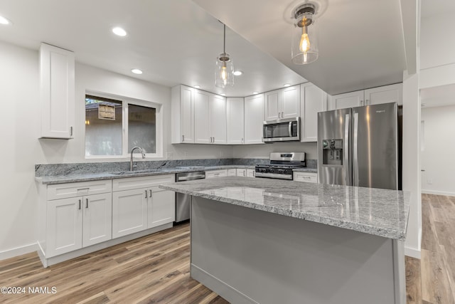 1024 E Hillcrest Dr, Flagstaff, AZ 86004 - kitchen featuring stainless steel appliances, a sink, light wood finished floors, white cabinetry, and recessed lighting