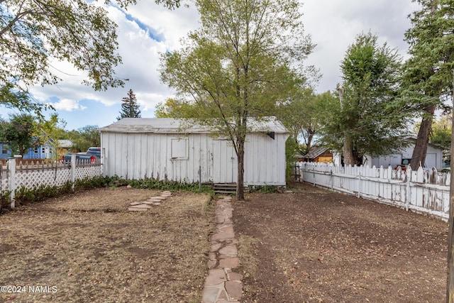 view of yard featuring an outdoor structure