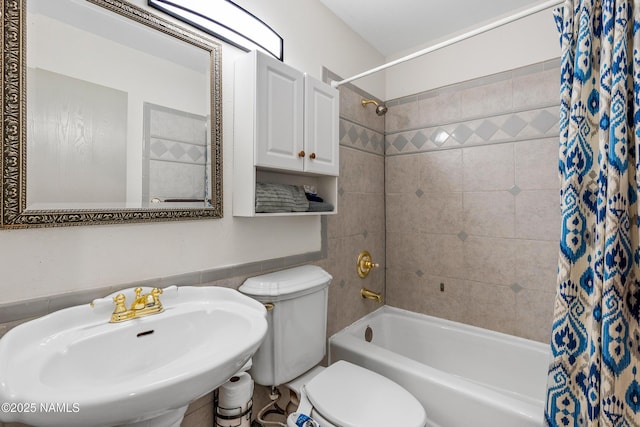 full bathroom featuring sink, toilet, and shower / bath combo with shower curtain