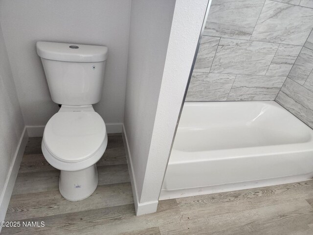 515 W Aspinwall St, Winslow, AZ 86047 - full bathroom with toilet, baseboards, a tub, and wood finished floors