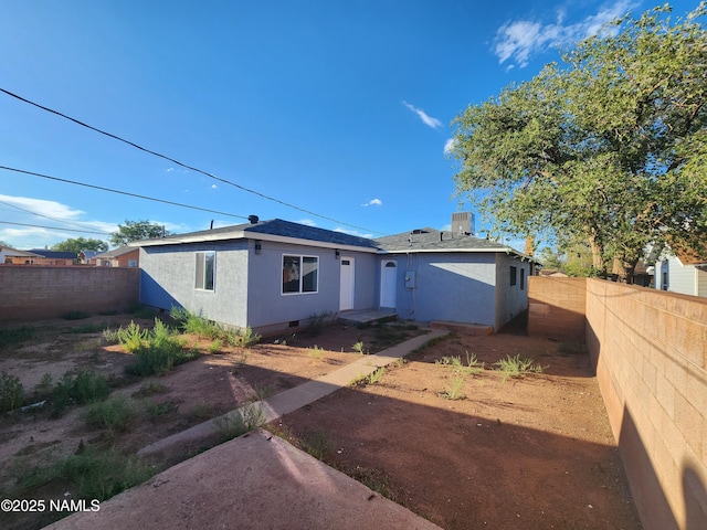 515 W Aspinwall St, Winslow, AZ 86047 - view of front facade featuring a fenced backyard, stucco siding, and crawl space