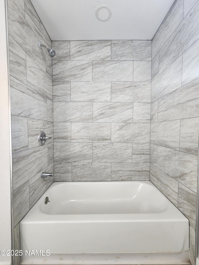 515 W Aspinwall St, Winslow, AZ 86047 - bathroom featuring bathing tub / shower combination