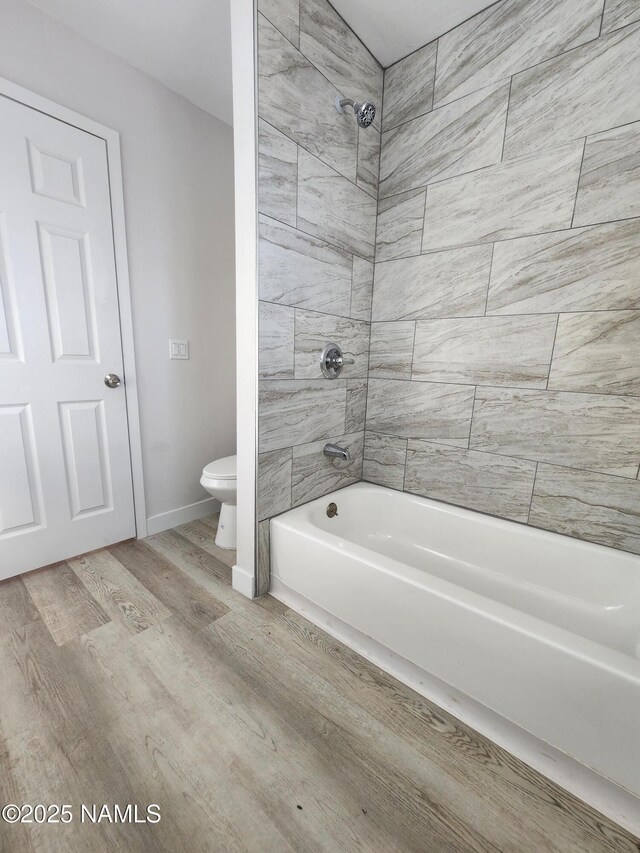 515 W Aspinwall St, Winslow, AZ 86047 - full bath with toilet, shower / bathtub combination, and wood finished floors