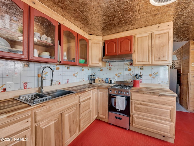 7284 N Buck Ridge Rd, Williams, AZ 86046 - kitchen featuring stainless steel gas range, butcher block counters, an ornate ceiling, under cabinet range hood, and backsplash
