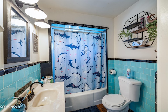 502 N Humbolt St, Williams, AZ 86046 - bathroom with tile walls, wainscoting, shower / bath combination with curtain, toilet, and wood finished floors