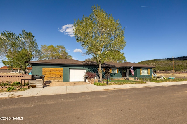 502 N Humbolt St, Williams, AZ 86046 - ranch-style home featuring an attached garage, fence, and concrete driveway