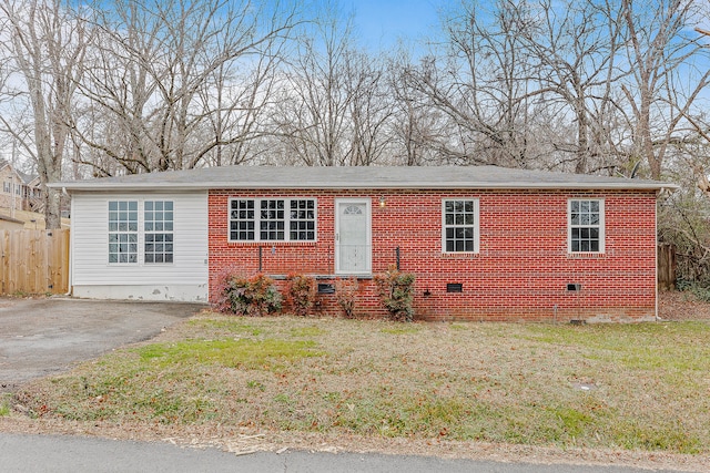 view of front facade featuring a front yard