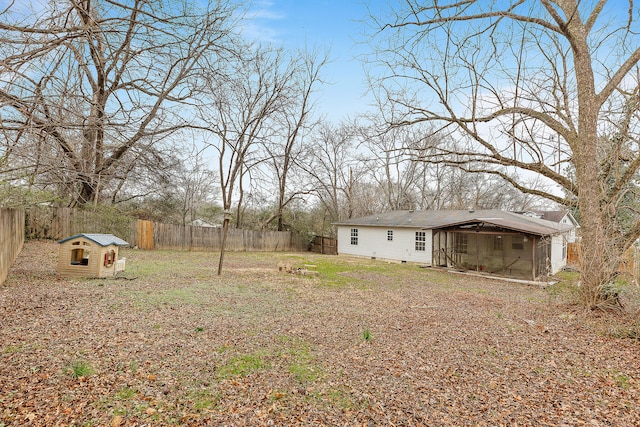 view of yard featuring a shed