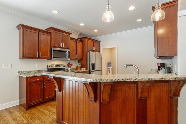 8337 Glenshire Ln, Chattanooga, TN 37421 - kitchen featuring light wood-type flooring, crown molding, appliances with stainless steel finishes, and a peninsula