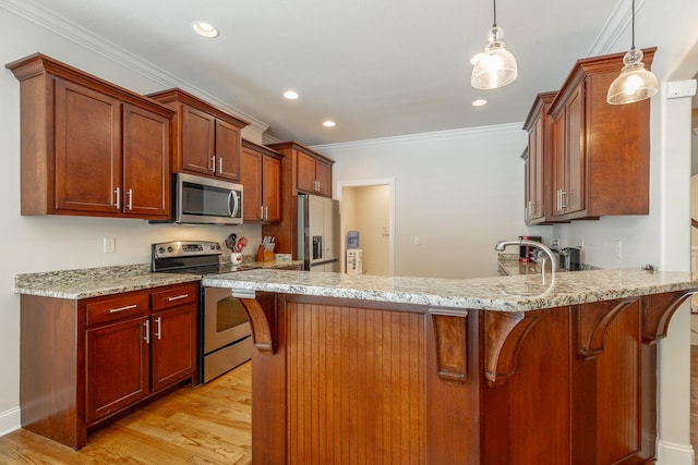 kitchen with pendant lighting, kitchen peninsula, a breakfast bar, appliances with stainless steel finishes, and light hardwood / wood-style floors