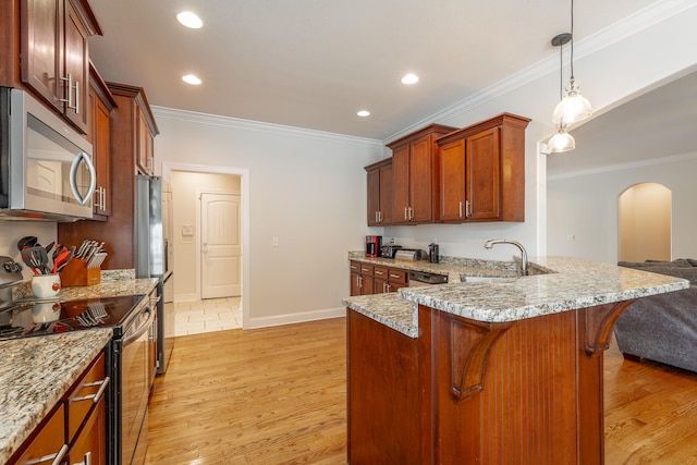 kitchen with decorative light fixtures, light hardwood / wood-style floors, a breakfast bar, stainless steel appliances, and kitchen peninsula