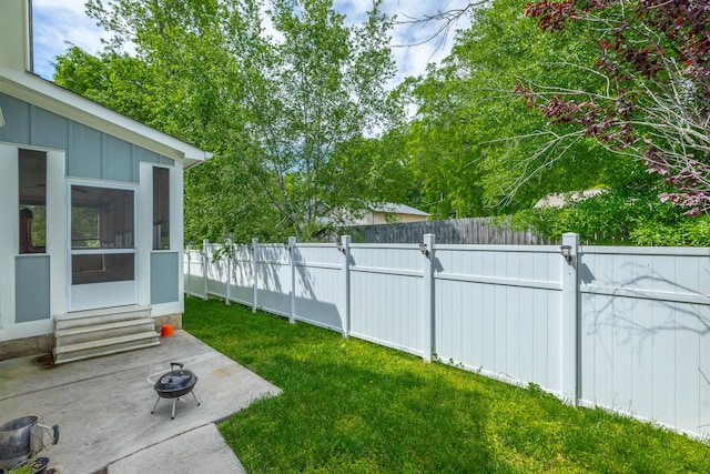 view of yard featuring a patio area