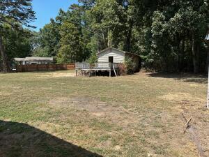 view of yard with a shed