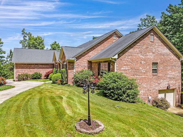 view of front of house featuring a front lawn