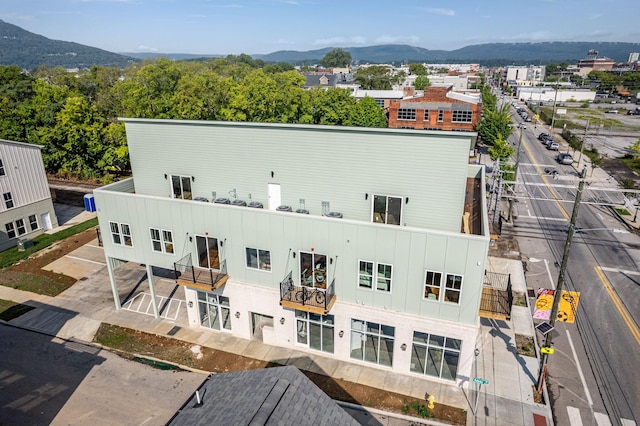 birds eye view of property featuring a mountain view