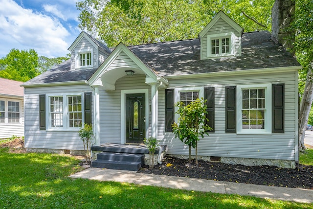 new england style home featuring a front lawn