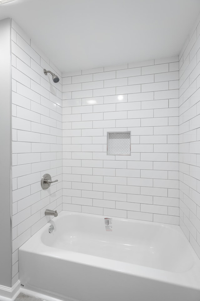 bathroom featuring tiled shower / bath combo