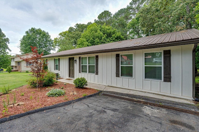 ranch-style home with a front yard