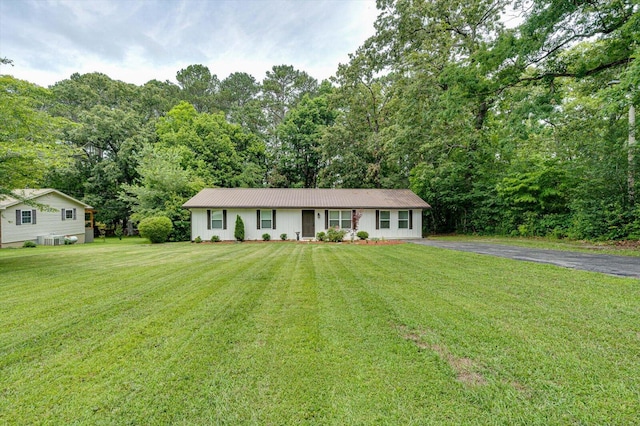 ranch-style home with a front yard