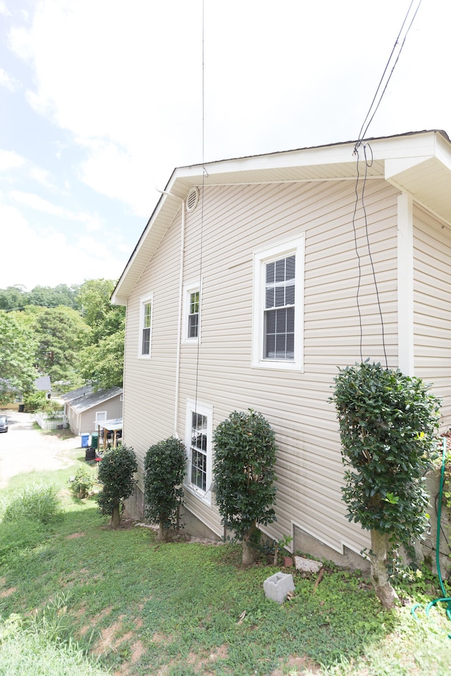 view of side of property featuring a lawn