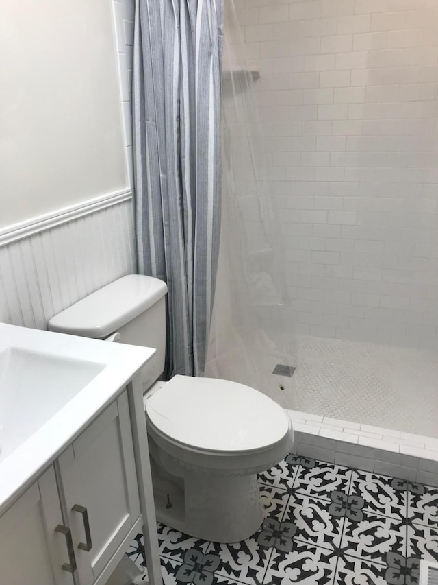 bathroom with vanity, toilet, and curtained shower