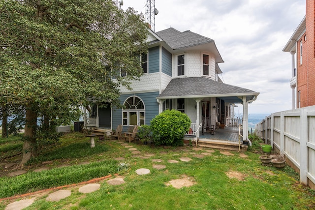 view of front of property featuring a front lawn and covered porch