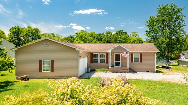 single story home with a front lawn