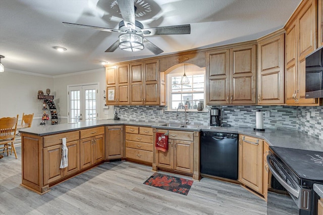 kitchen with crown molding, sink, black appliances, kitchen peninsula, and ceiling fan