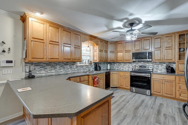 kitchen featuring light hardwood / wood-style floors, tasteful backsplash, kitchen peninsula, stainless steel appliances, and ceiling fan