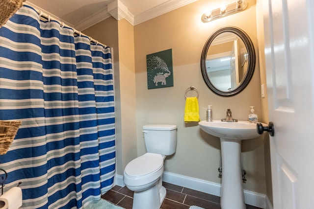 full bathroom featuring a shower with shower curtain, baseboards, toilet, and ornamental molding