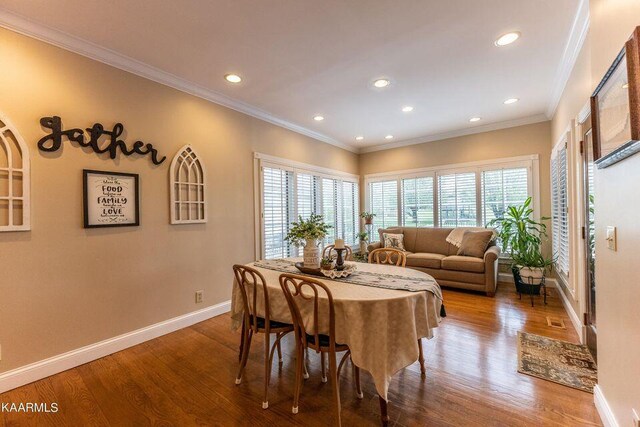 dining area featuring recessed lighting, ornamental molding, baseboards, and wood finished floors